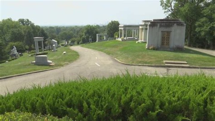 Crown Cemetery A: A Serene Final Resting Place