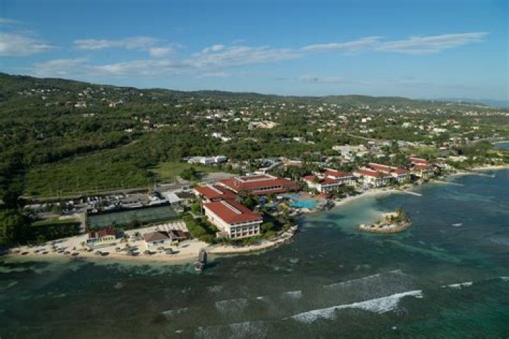 Holiday Inn Unspree Resort Montego: Your Ultimate All-Inclusive Caribbean Escape