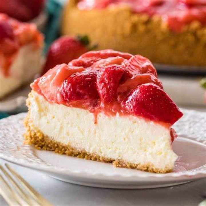 How to Make Easy Strawberry Cheesecake: A Sweet and Simple Recipe