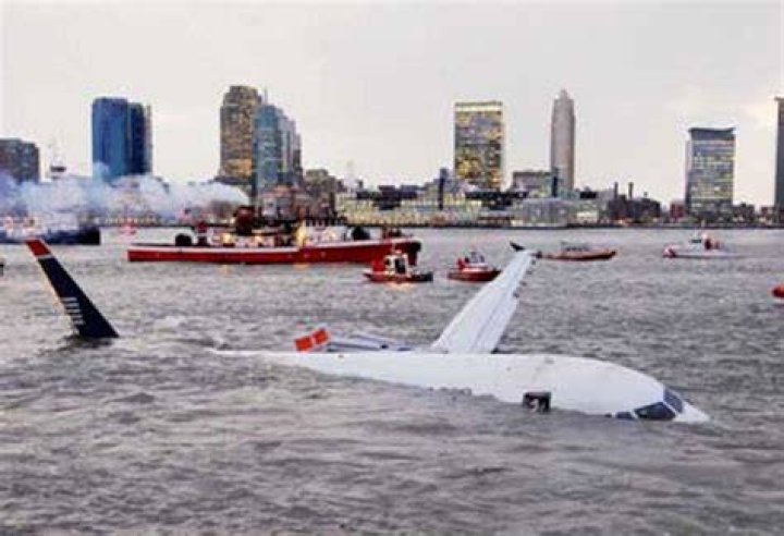 Hudson River Plane Crash: The Remarkable Story of Survival and Heroism